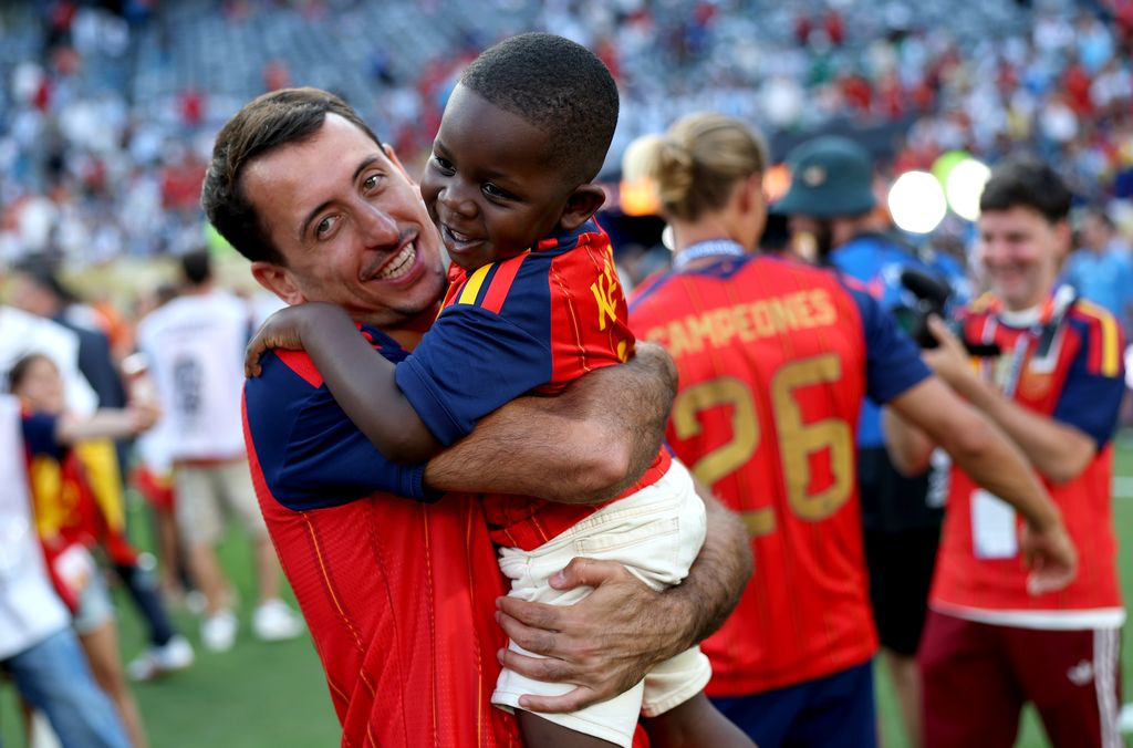 Mikel Oyarzabal se abraza a Keyne, el hermano pequeño de Lamine Yamal