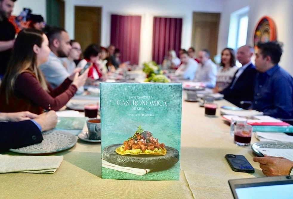 El recetario ‘La Grandeza Gastronómica de México. Recetas en 30 minutos’. 