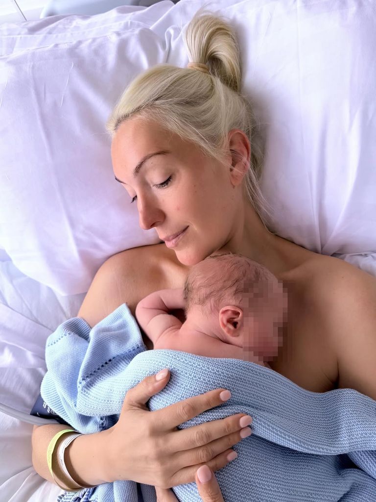Olivia Buckingham con su bebé recién nacido
