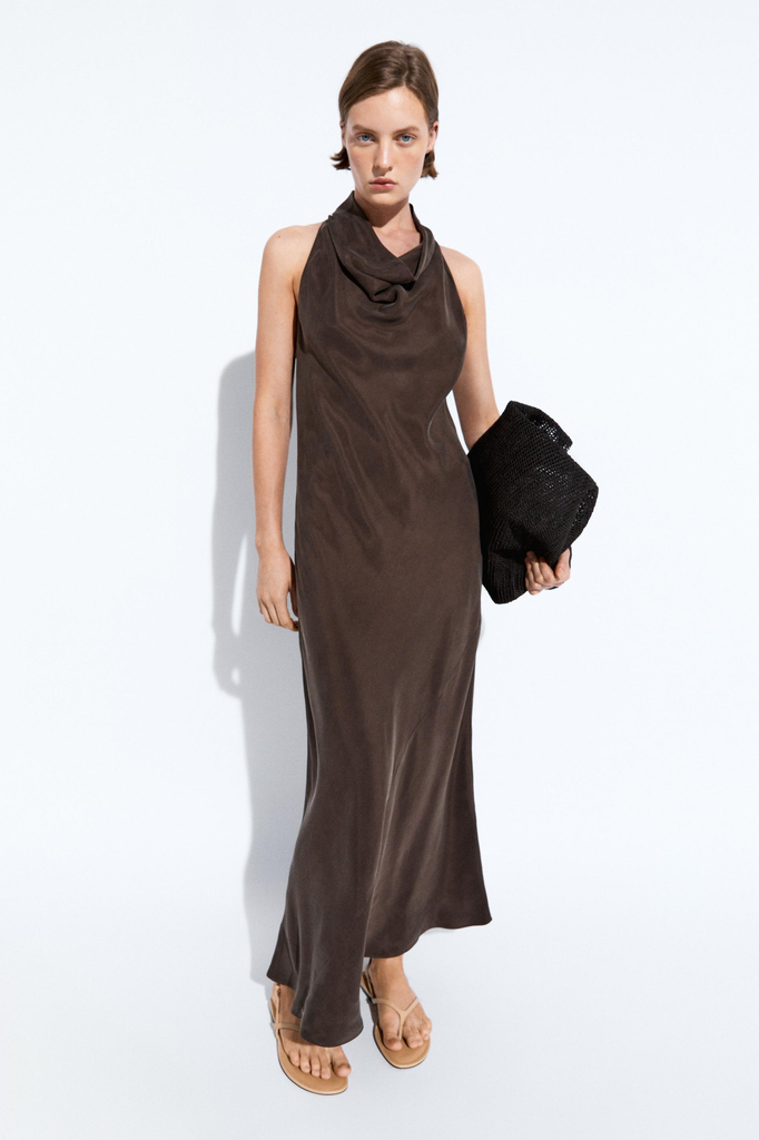 Vestido marrón chocolate, de diseño largo y favorecedor escote drapeado