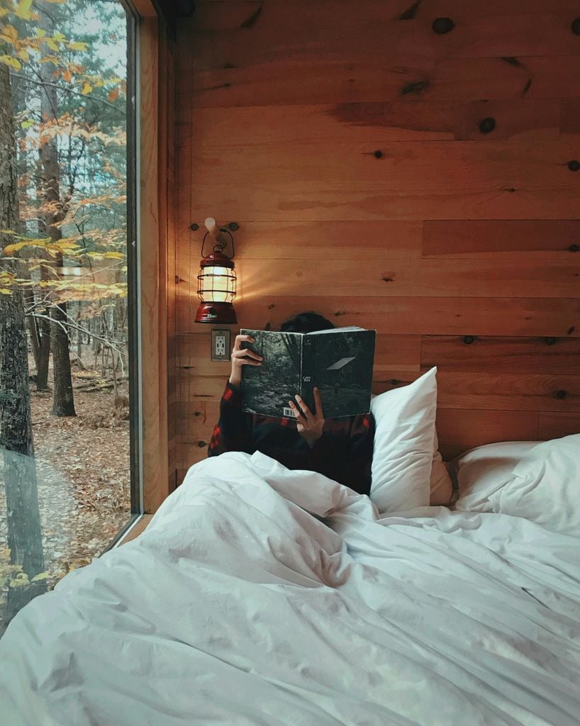 Persona leyendo en la cama