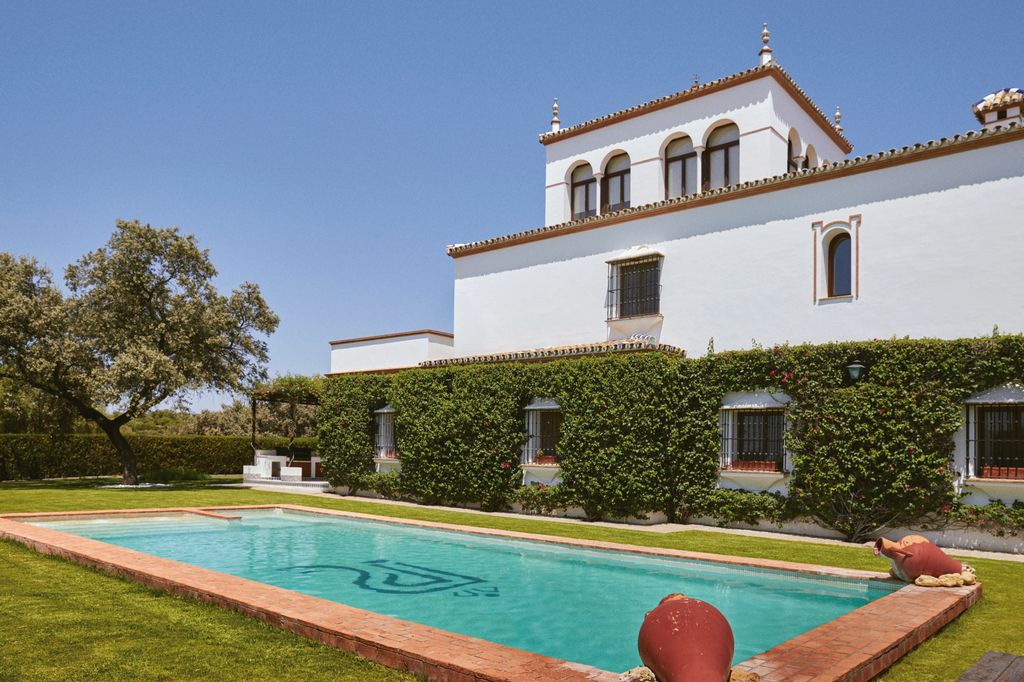 La impresionante piscina exterior de Roca Rey en su finca, donde su inicial está diseñada en el fondo de la piscina con los azulejos