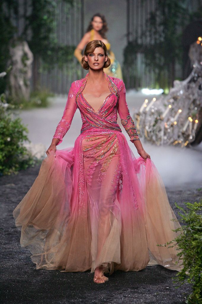 Linda Evangelista en el desfile Otoño-Invierno de Christian Dior, París, 2005.