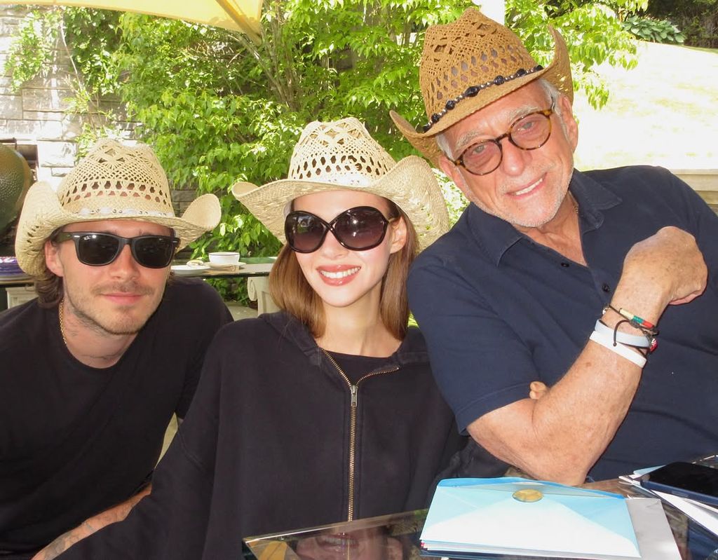 Brooklyn posó sonriente junto a su esposa Nicola y su padre Nelson.
