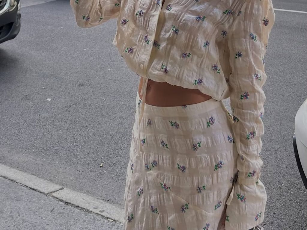 Ester Expósito en Nueva York con look romántico de estilo 'cottagecore', blanco, de lino y con flores.