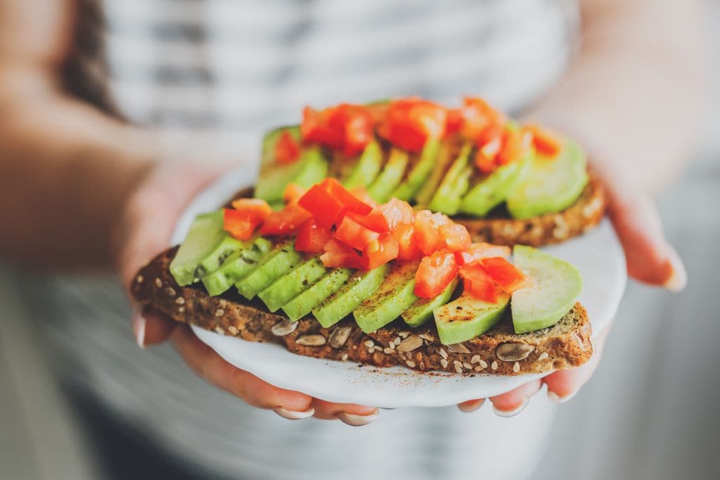 Tostadas de pan integral con aguacate y tomate, gran alternativa para un desayuno sano y saciante