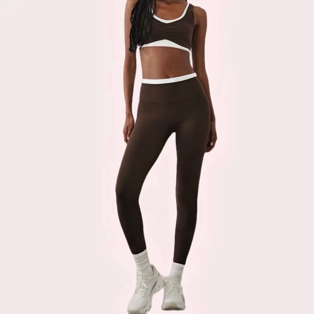 Conjunto deportivo de Abercrombie en marrón y blanco