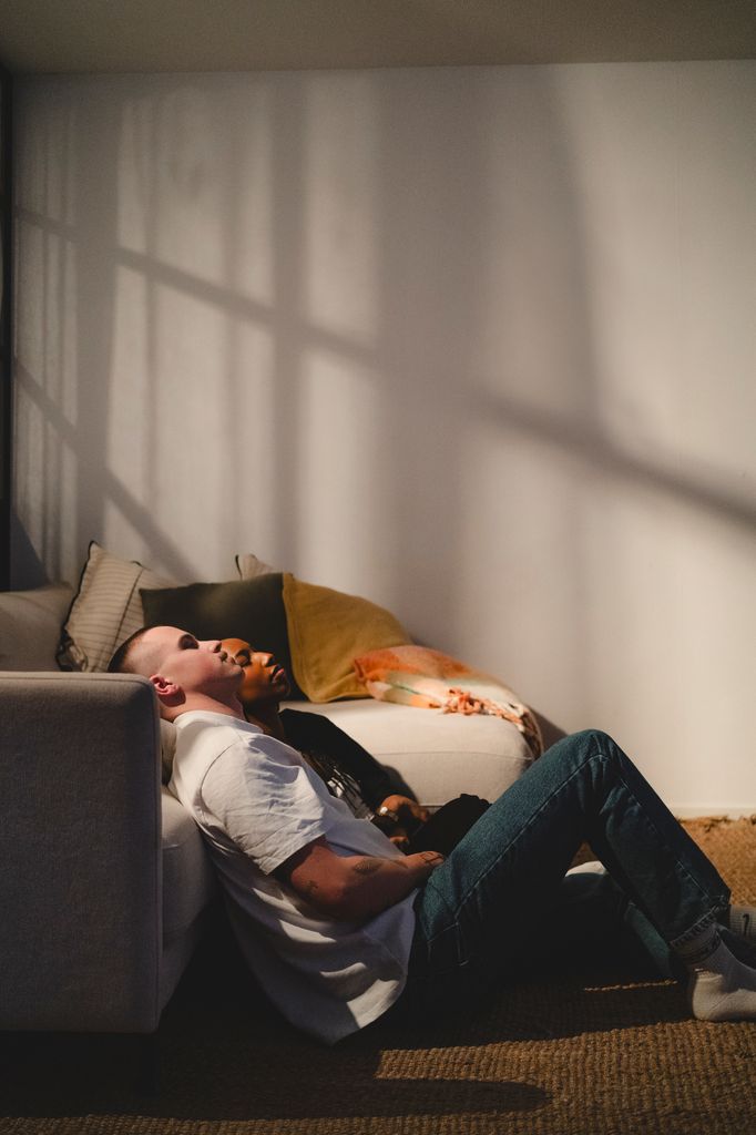 pareja descanso salon