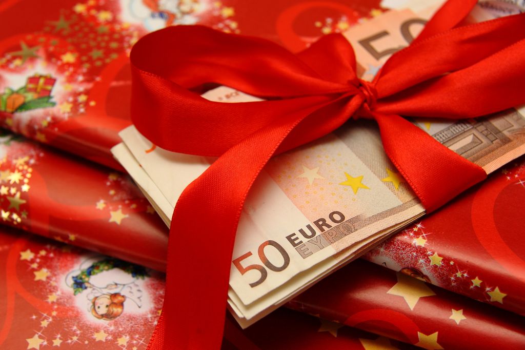 Pensionistas, trabajadores y funcionarios no cobran la paga extra el mismo día: la ley fija el derecho, pero cada empresa, administración o banco establece su propia fecha de ingreso