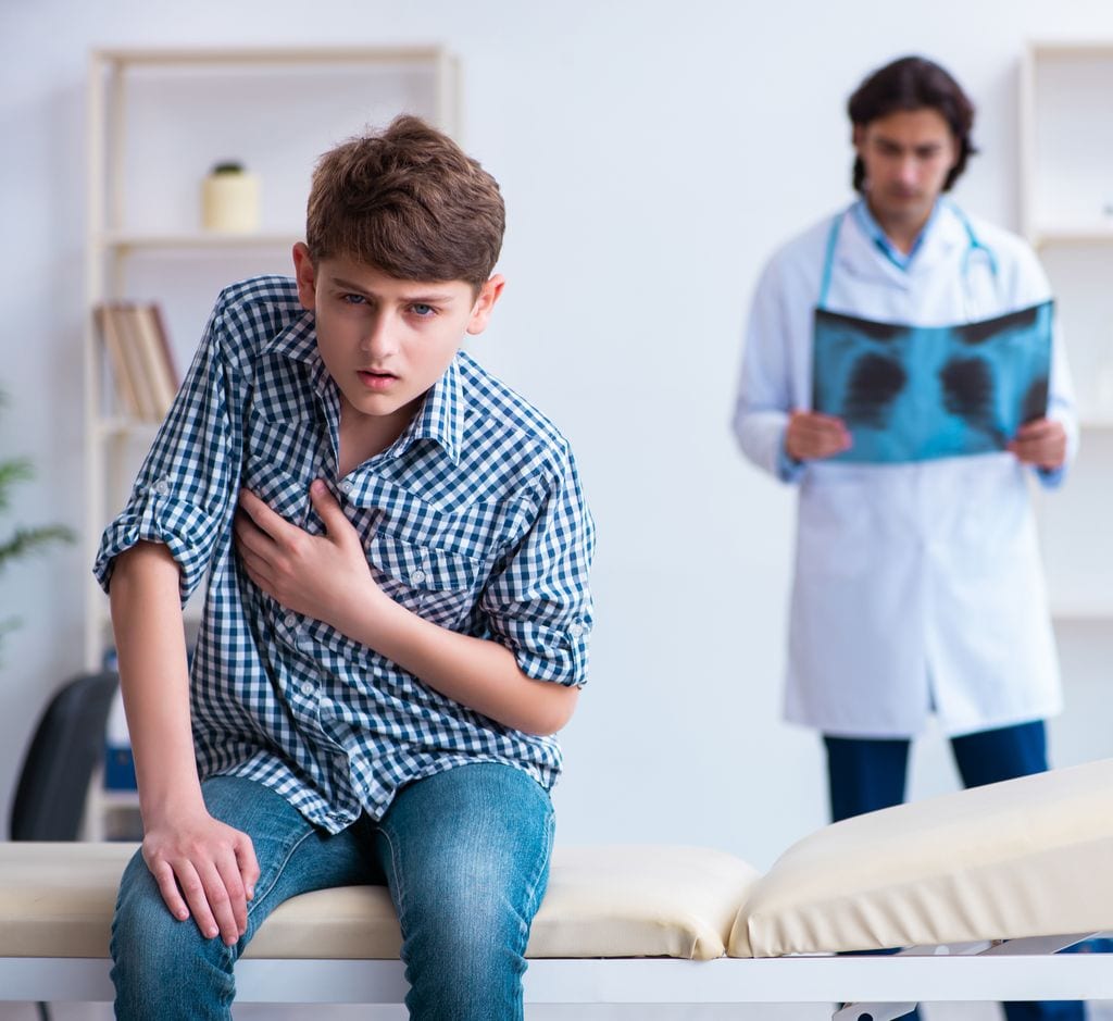 Adolescente tras hacerle una radiografía