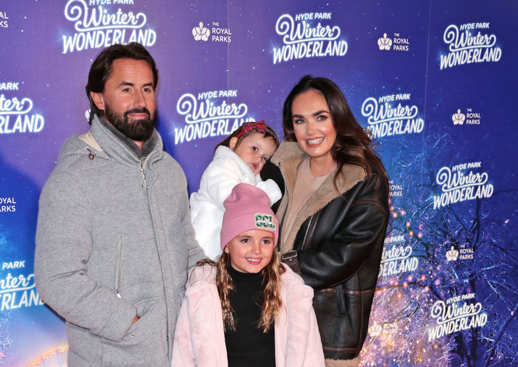 Plano medio de Jay Rytland y Tamara Ecclestone con sus hijos en un parque temático