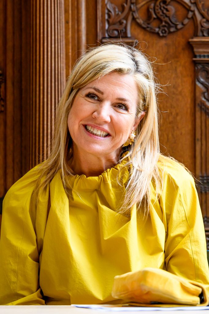 Máxima de Holanda con un look amarillo.