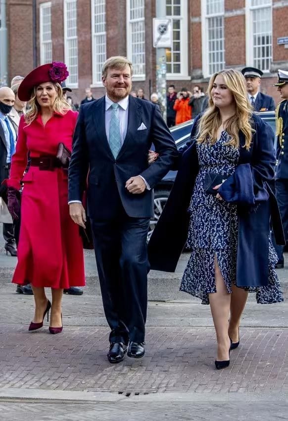 Amalia de Holanda con sus padres, los reyes Guillermo y Máxima