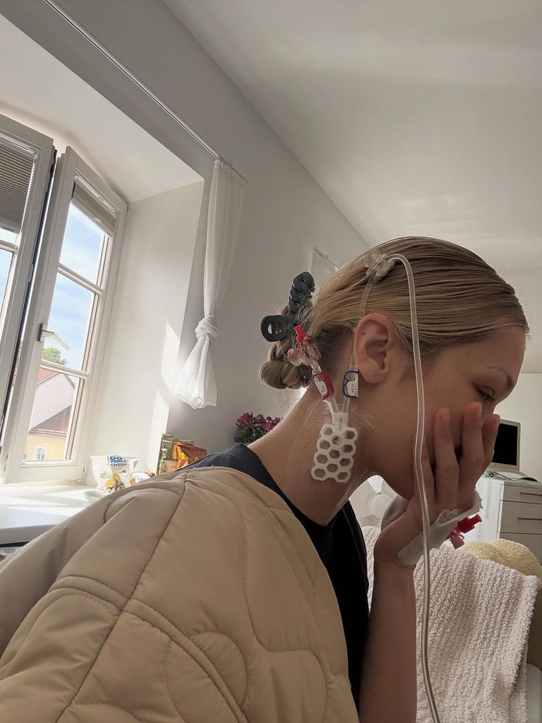 Bella Hadid está siendo tratada por la enfermedad de Lyme, la cual padece desde hace tiempo.