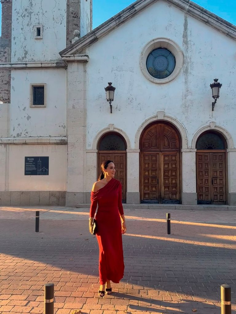 Tamara Falcó, elegante con un vestido de invitada de boda que recuerda la elegancia de Isabel Preysler