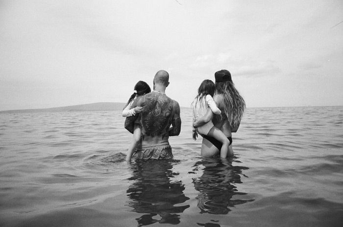 behati prinsloo y adam levine con sus hijas