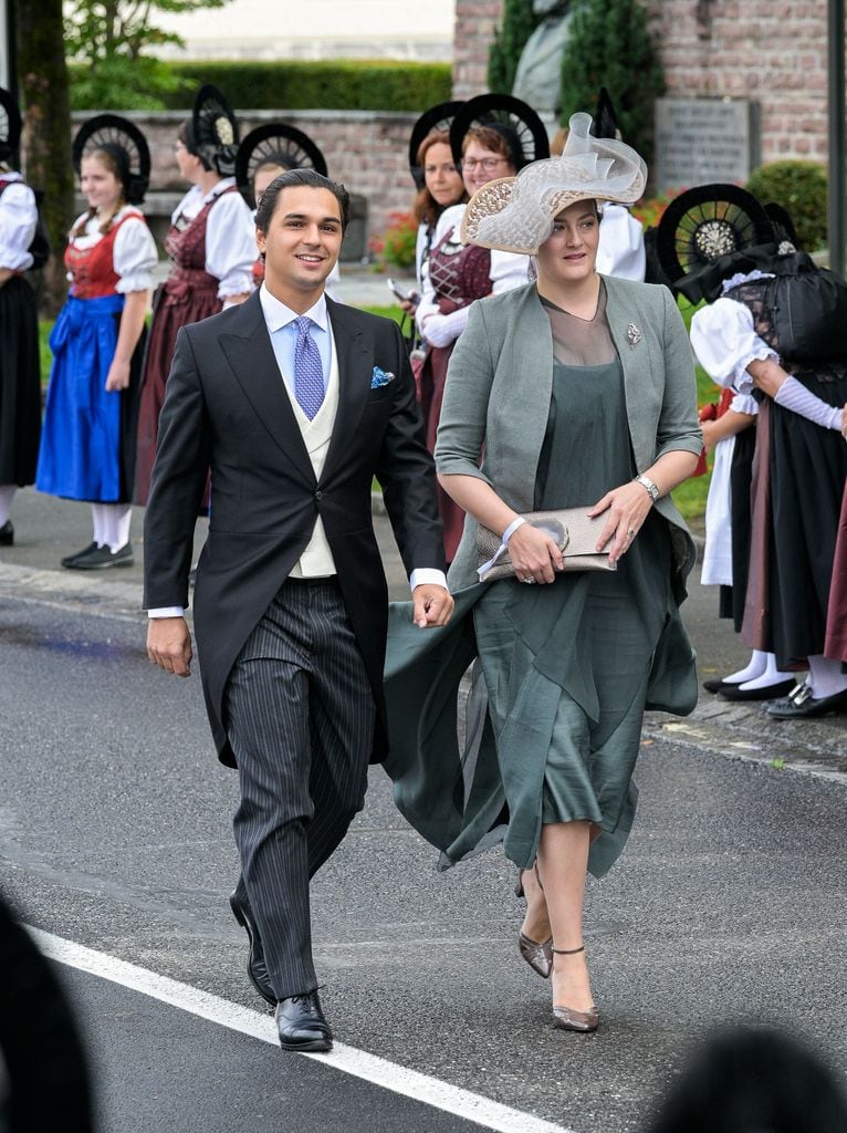 Victoria de  Hohenlohe, duquesa de Medinaceli, y su marido Maxime Corneille en la boda de la princesa María Carolina de Liechtenstein 