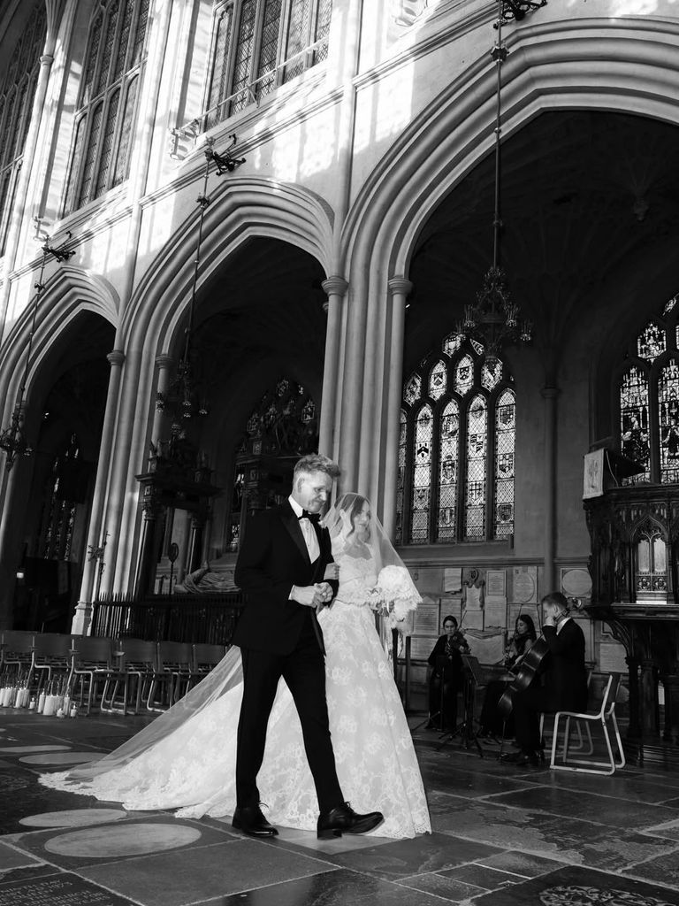 Gordon y su hija entrando en la Abadía de Bath