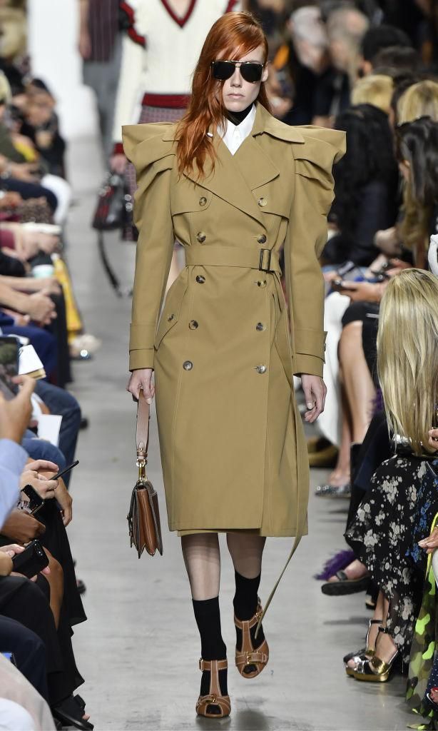 trench coat con detalle plisado de michael kors