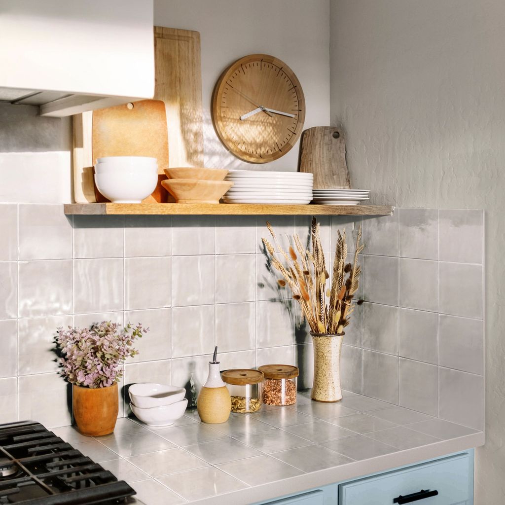 Cocina campestre con azulejos. 