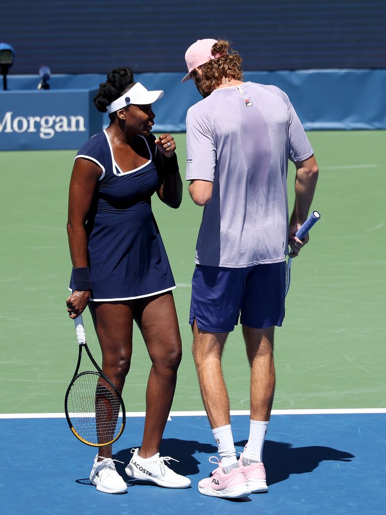 Venus Williams lleva un vestido de Khaite junto a Reilly Opelka.