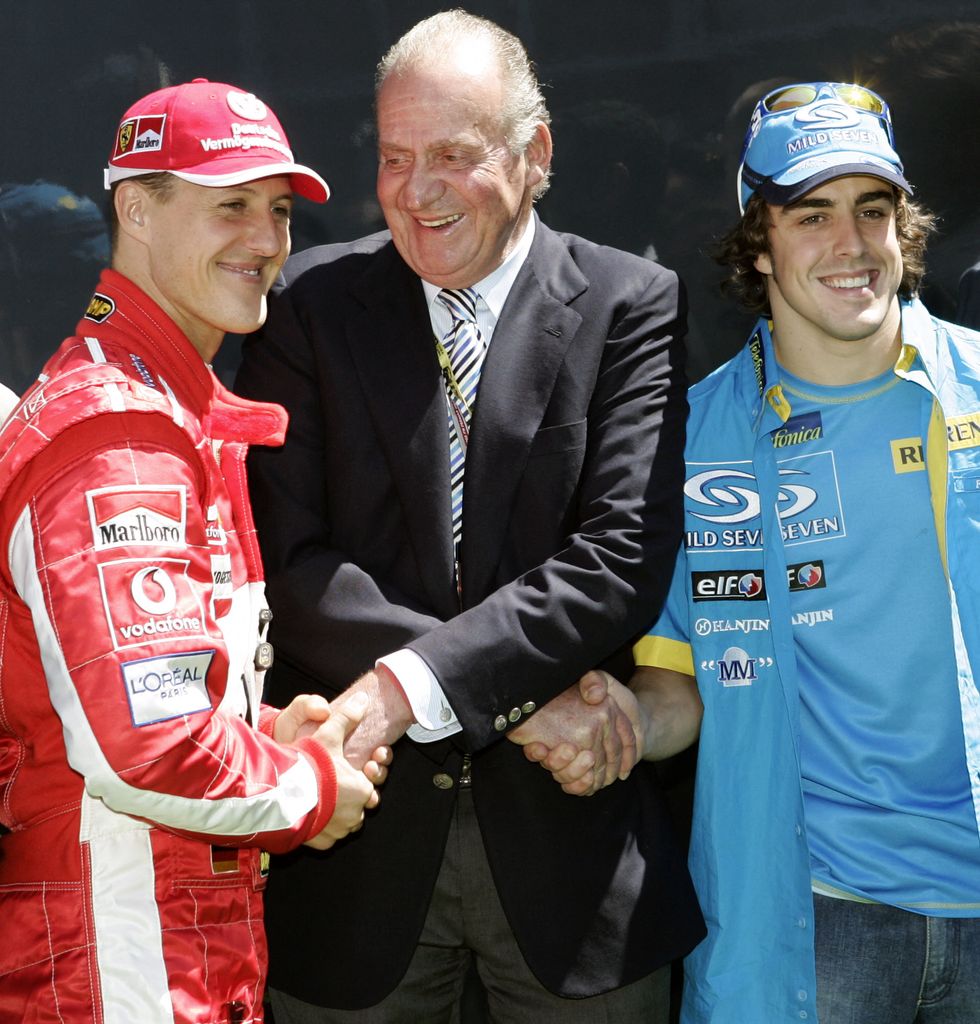 Juan Carlos I saluda al piloto alemán Michael Schumacher, y a su lado está el deportista español Fernando Alonso, en el Gran Premio de Montmeló, en 2005