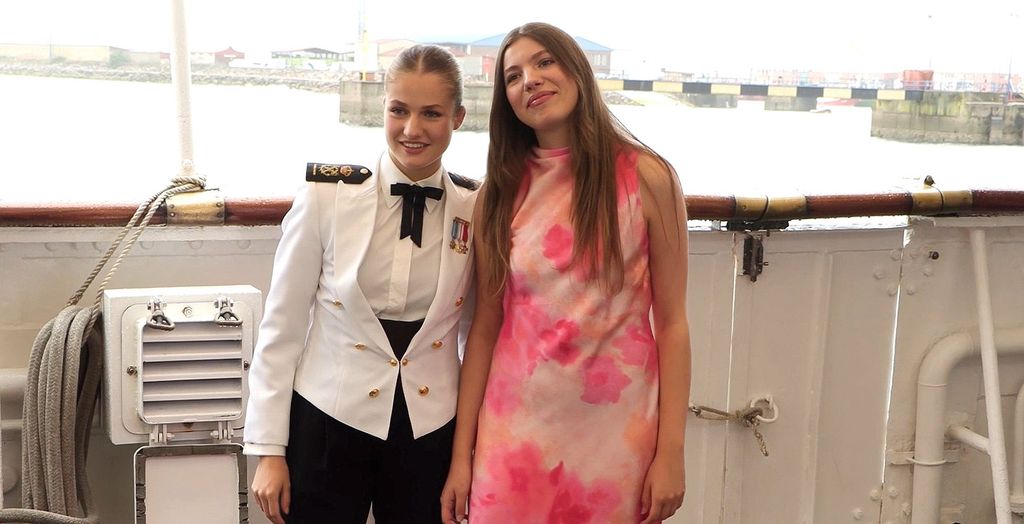La princesa Leonor junto a la infanta Sofía a bordo del buque Juan Sebastián Elcano
