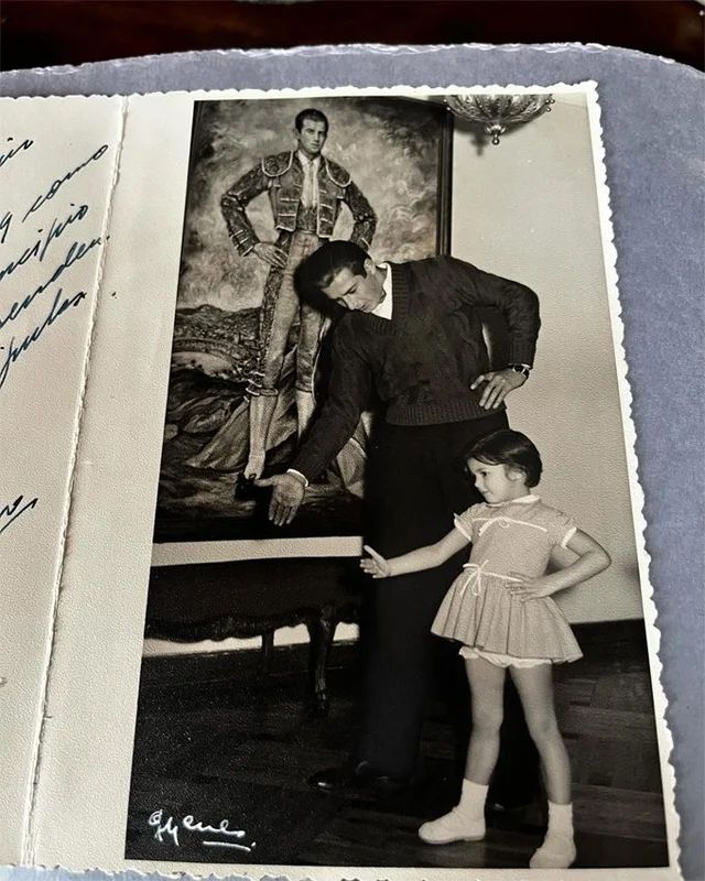 El torero Antonio Ordóñez toreando con una de sus hijas, con un retrato suyo detrás