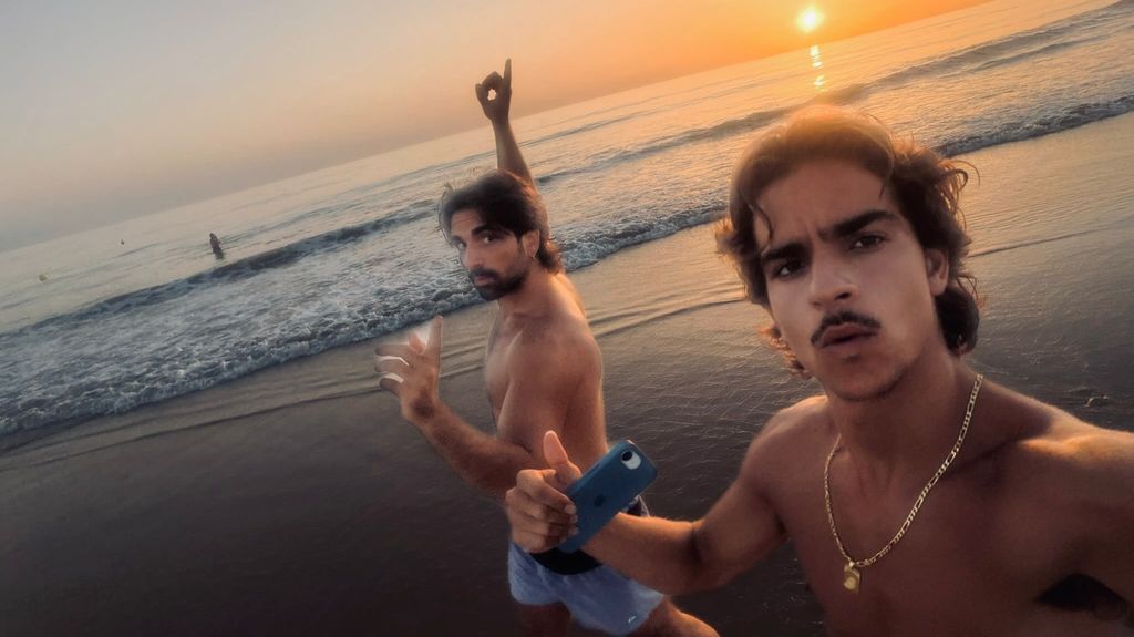 Los hijos de Lolita y Rosario Flores en una espectacular puesta de sol en Cádiz