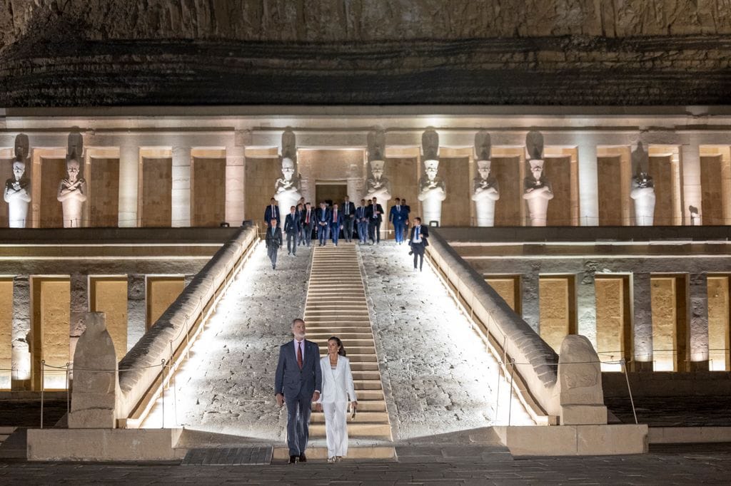 LOS REYES VISITAN HATSHEPSUT EN EL VALLE DE LOS REYES en Egipto