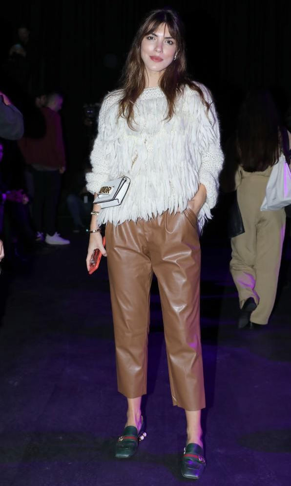 look de street style de mocasines y pantalones de cuero suave