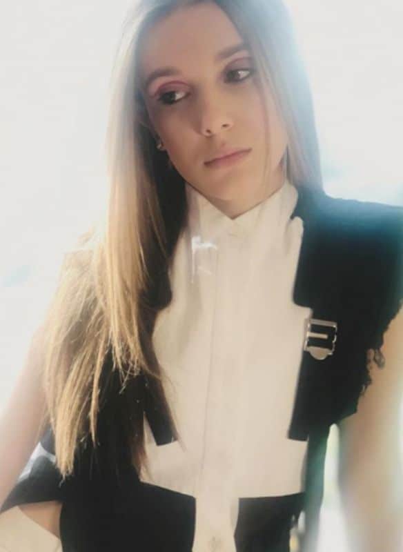 Millie Bobby Brown con cabello largo con extensiones 