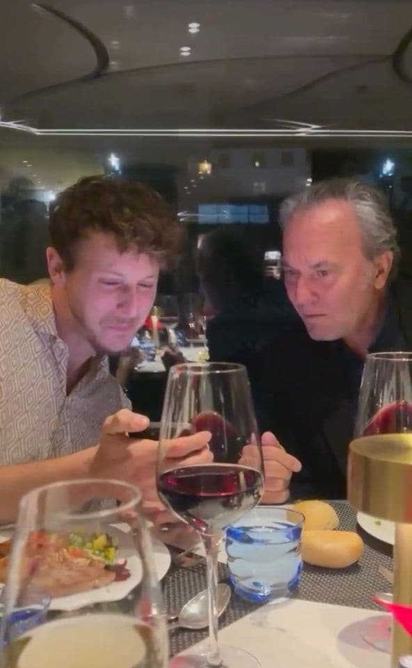 Nicolás Coronado con su padre José Coronado en un restaurante