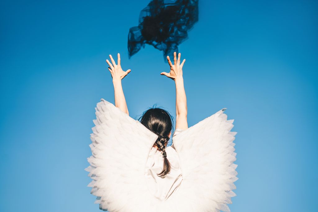 Chica con alas en la espalda que representa la resiliencia