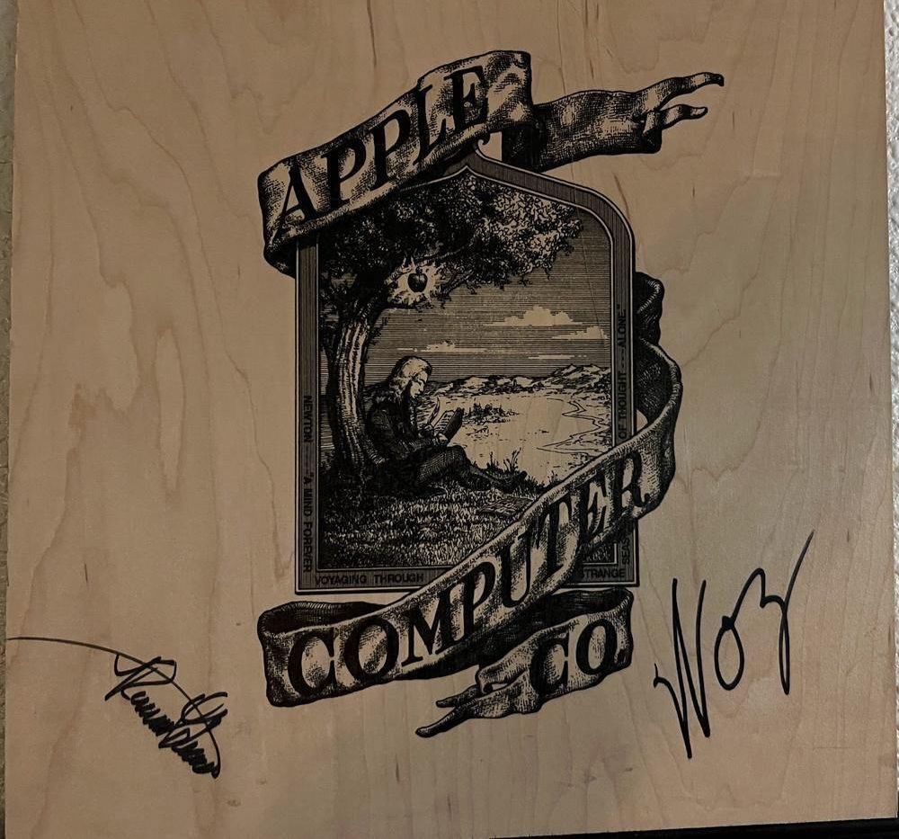 El primer logotipo de Apple, diseñado por Ronald Wayne, mostraba a Isaac Newton bajo un manzano, muy lejos de la actual manzana mordida