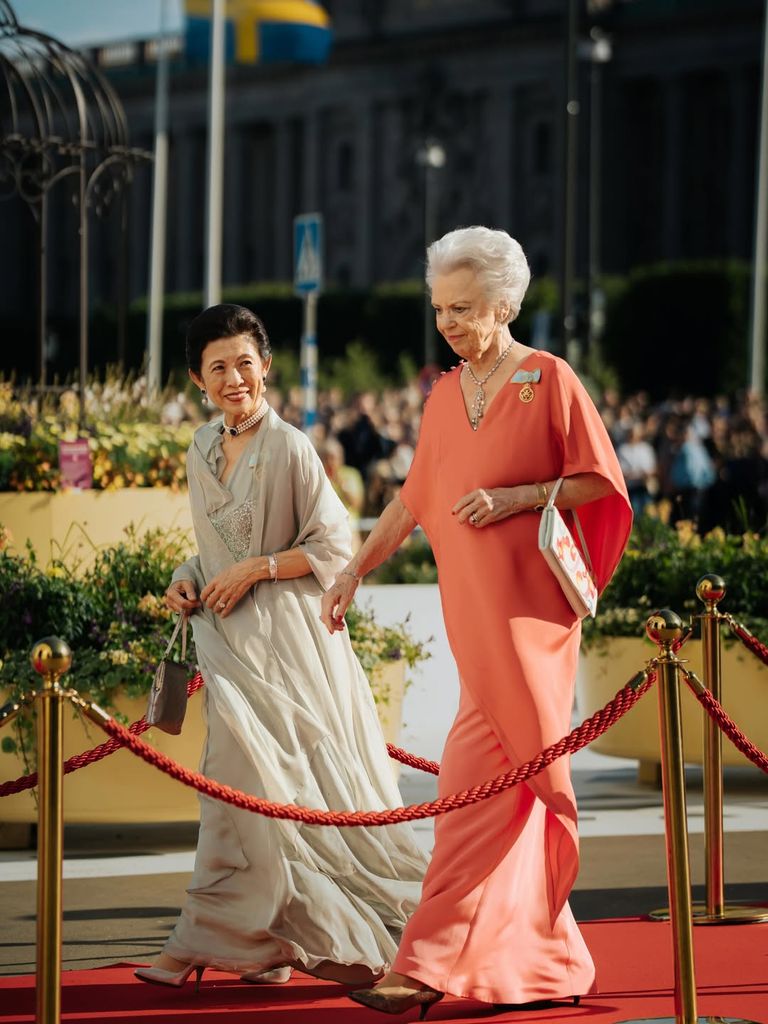 La princesa Hisako de Japón junto a Benedicta de Dinamarca, en el concierto conmemorativo de las bodas de oro de los Reyes de Suecia en la Ópera Real de Estocolmo