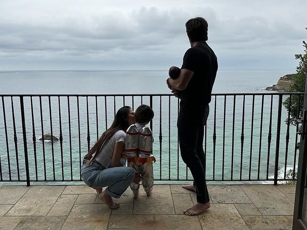 Olivia Munn y John Mulaney junto a sus hijos Malcolm y Mei