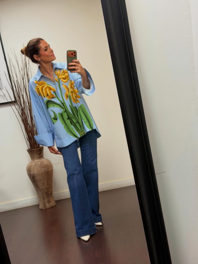 Nuria Roca con camisa original de plátanos y vaqueros efecto piernas infinitas. 