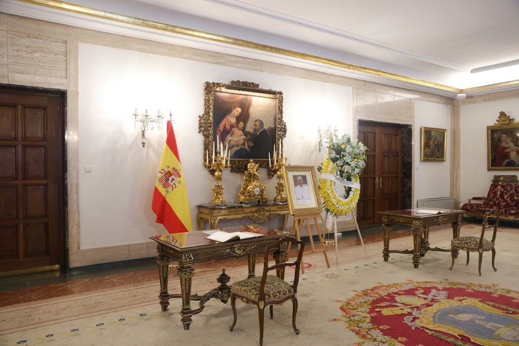 Libro de condolencias en la nunciatura apostólica de Madrid por el papa Francisco 