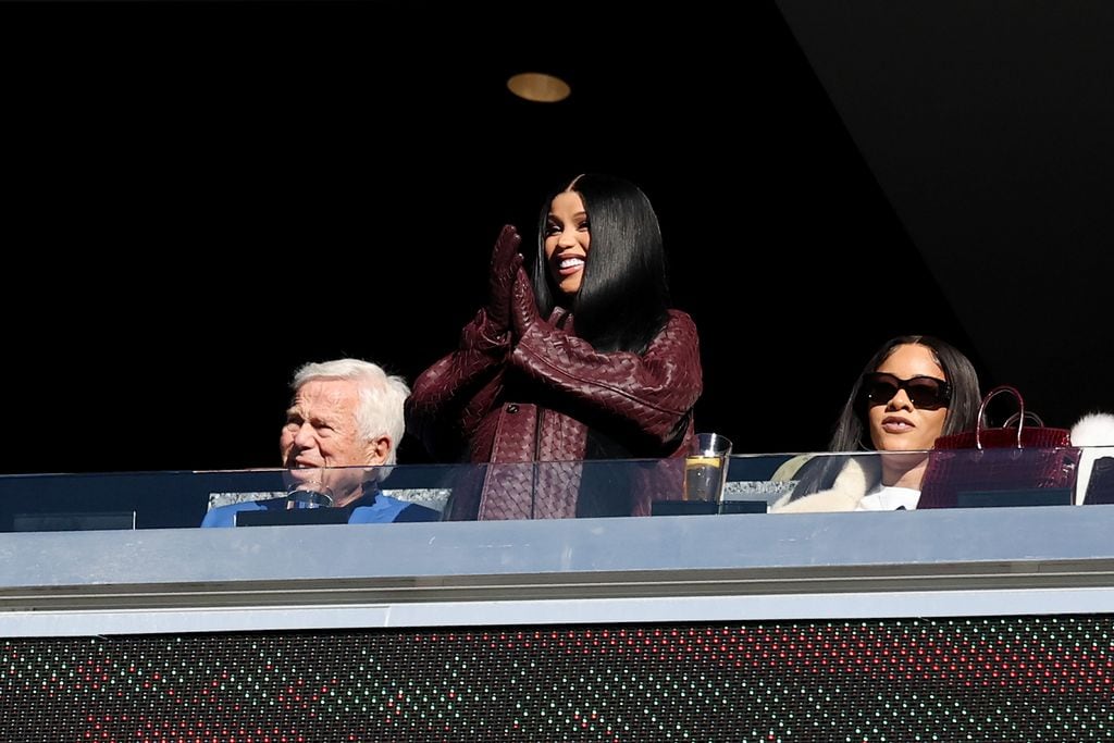 La rapera Cardi B saluda al público durante el partido entre los Atlanta Falcons y los New England Patriots