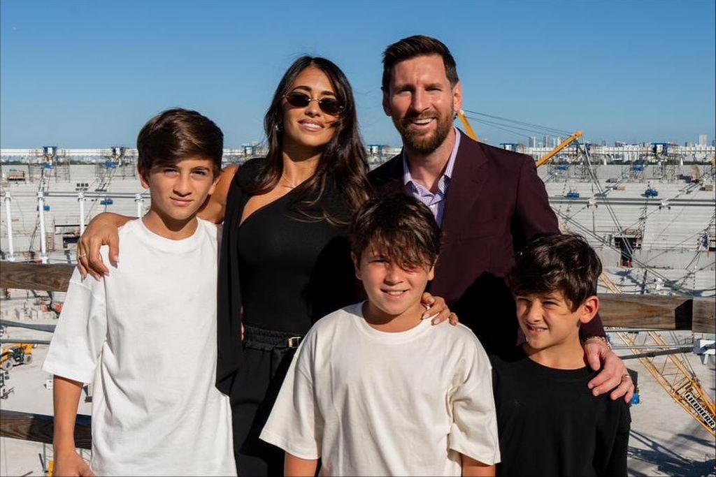 Leo Messi y Antonela Roccuzzo con sus tres hijos
