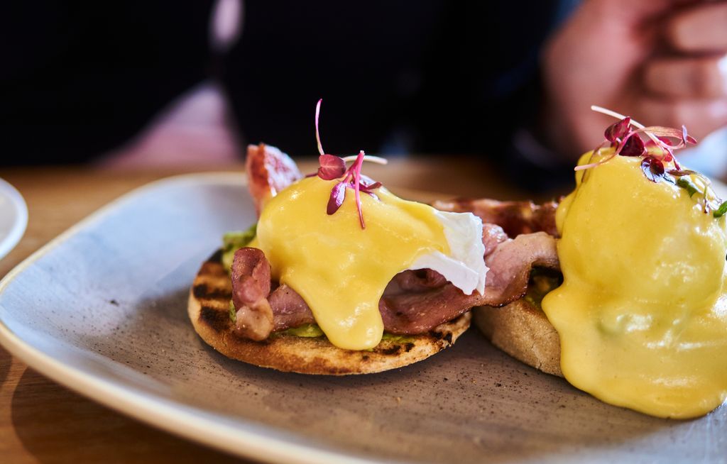 Los huevos Benedictinos se toman a menudo con salmón ahumado o con beicon.
