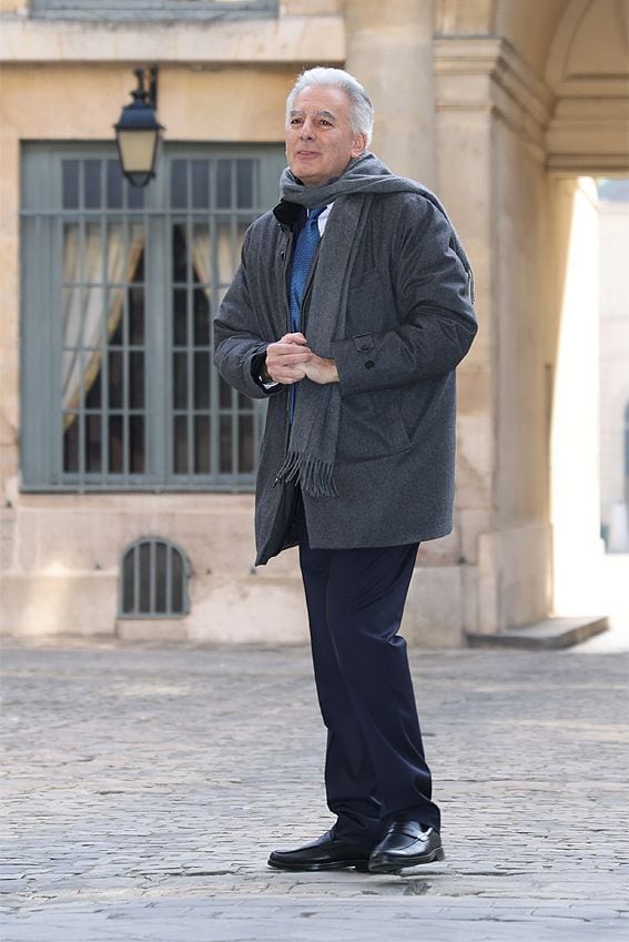 Álvaro Vargas Llosa llegando al acto en el que su padre se convierte en académico
