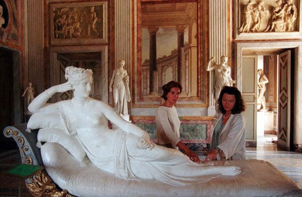 La Venus Victrix, hoy en día exhibida en la Galería Borghese de Roma, fue un encargo de Paulina al escultor más famoso del momento, Antonio Canova, una obra para la que ella sería la modelo
