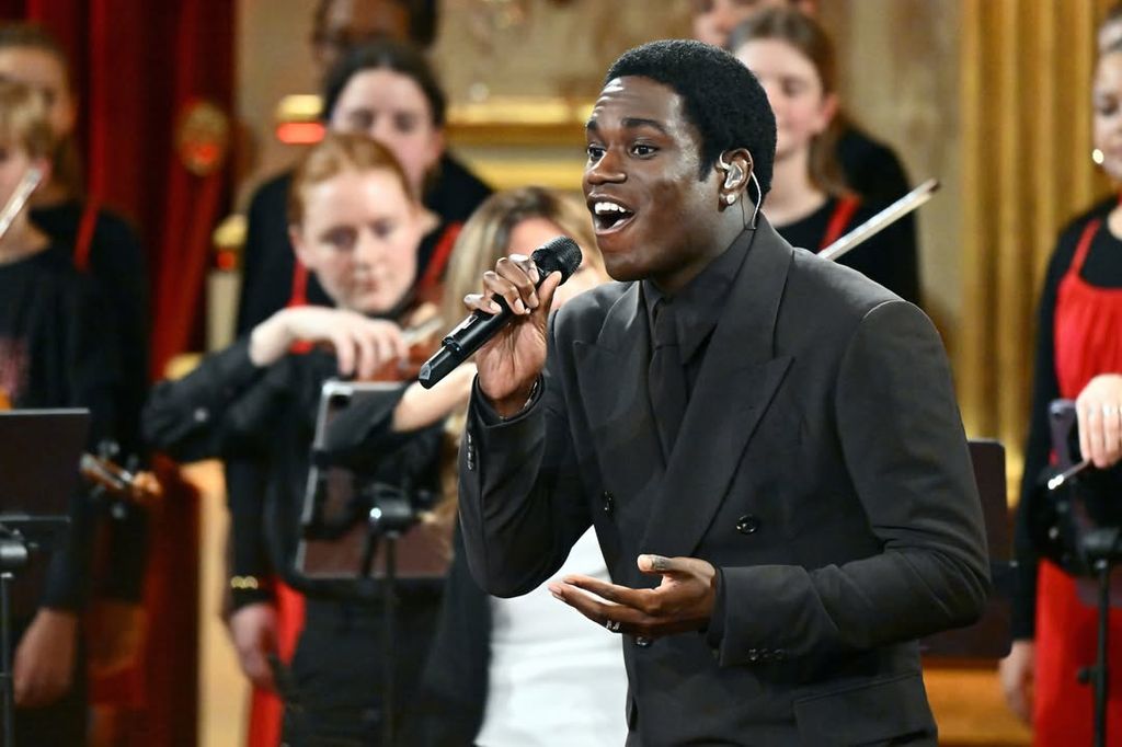El cantante Francisco Schuster actúa en el concierto anual de Navidad en el Palacio Real de Bruselas.