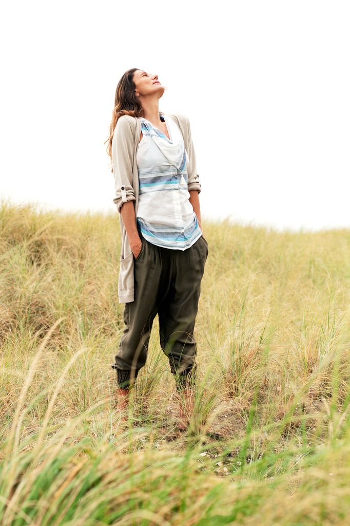 Mujer en un campo mirando al cielo