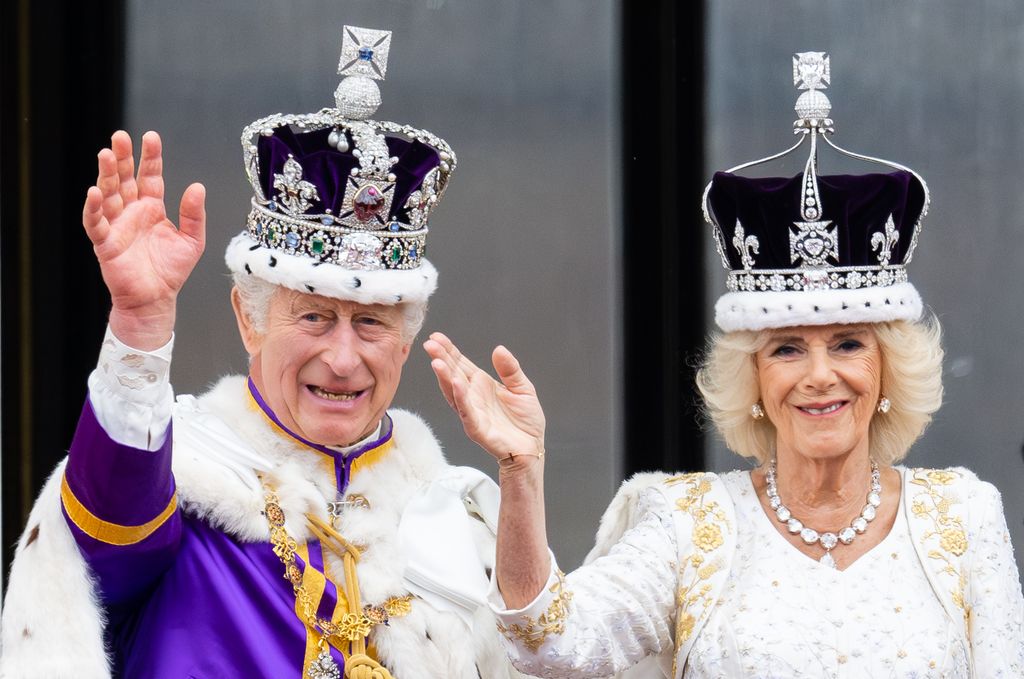 En la coronación de Carlos III, la reina Camila optó por llevar la corona de la Reina María de Teck, bisabuela del monarca, utilizada originalmente en 1911 durante la coronación de Jorge V, evitando así el uso del controvertido Koh-i-Noor