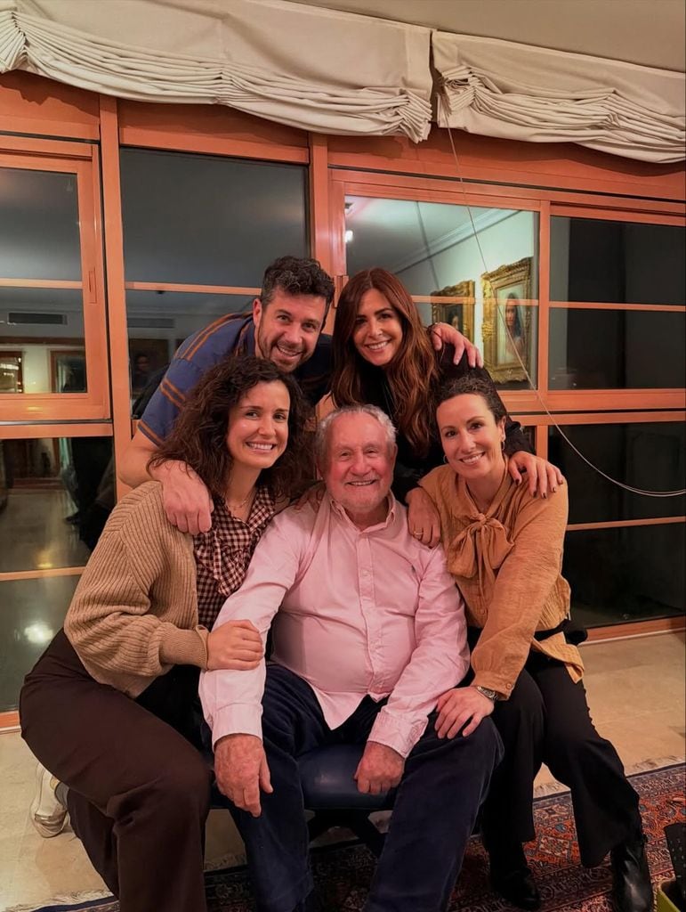 Alfred Roca, el padre de Nuria Roca, con sus cuatro hijos, nacidos de dos relaciones distintas