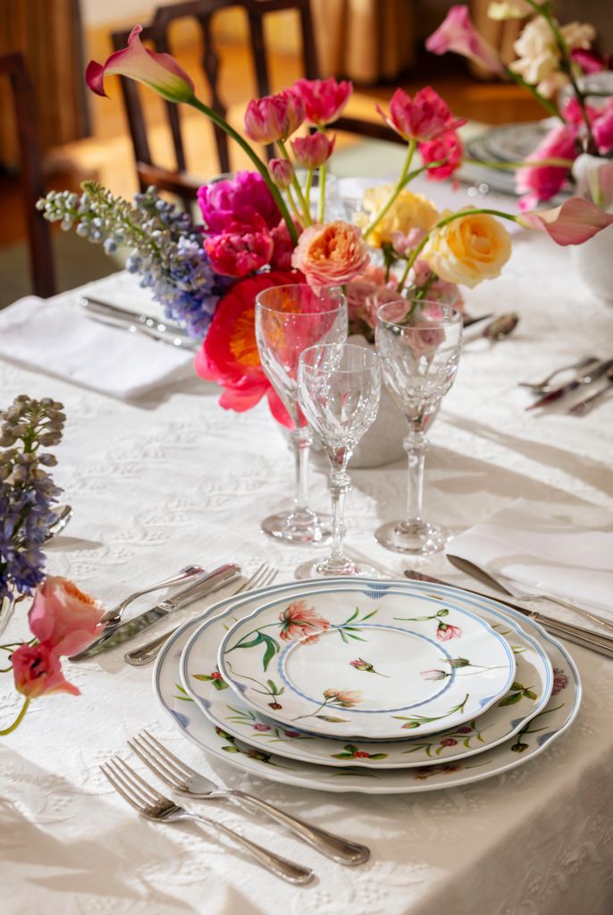 Platos de porcelana decorados con flores