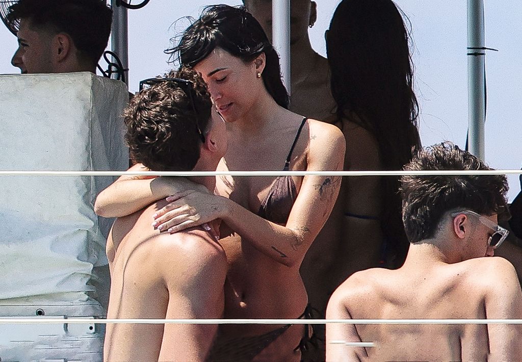 Aitana y Plex a punto de darse un beso